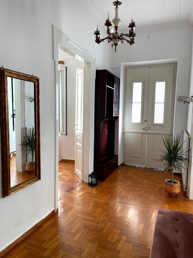 η ελπίδα και η γιάννα ξεκίνησαν ένα χώρο Cute Apartment