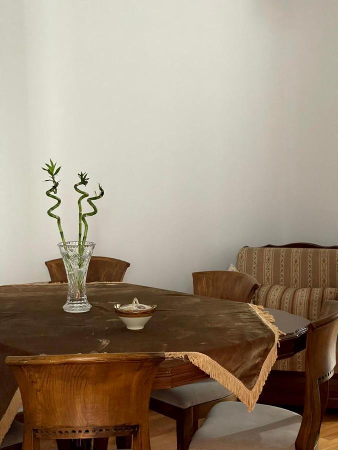 η ελπίδα και η γιάννα ξεκίνησαν ένα χώρο Cute Apartment